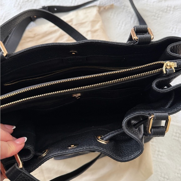 Quince Elegant Black Leather Shoulder Bag - Picture 3 of 3